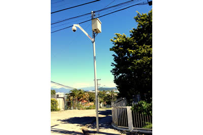 Poste metálico para câmera de monitoramento - Metalúrgica Desterro
